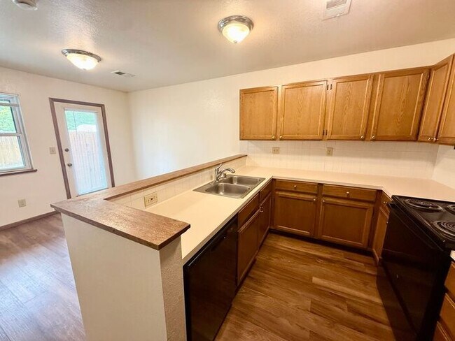 Building Photo - 3 Bed/2.5Bath Townhome in Greeley