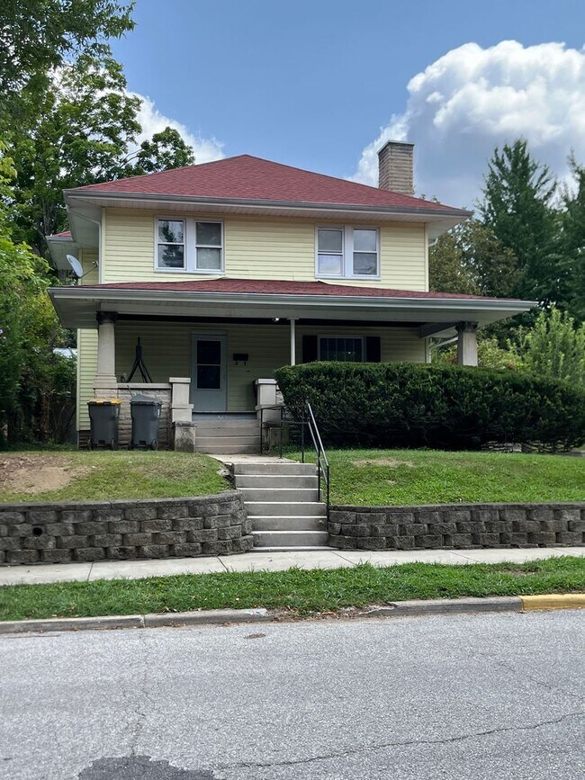 Building Photo - 625 S Fess Ave