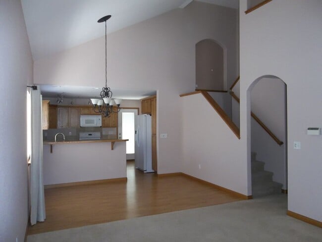 Building Photo - Beautiful 5 Bedroom Home in Heart of Loveland