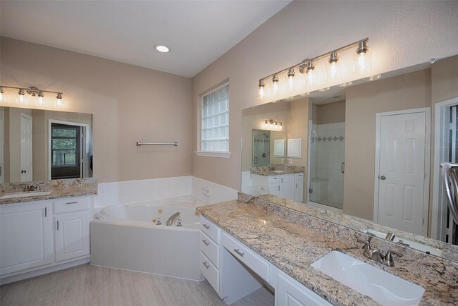 Building Photo - 10411 Village Lake Dr