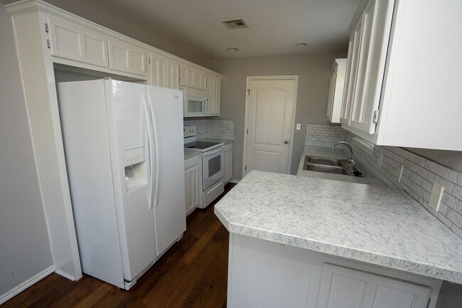 Building Photo - 3 Bed / 2 Bath in Collinsville!