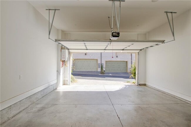 Building Photo - 580 Heatherden Ave