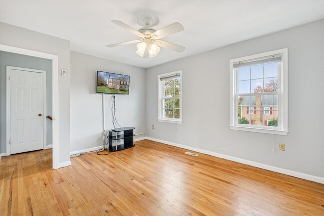 Building Photo - Beautifully maintained townhome on a quiet cul-de-sac in Springfield!