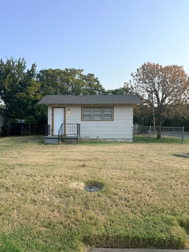 Building Photo - 1 Bedroom 1 Bath - Updated