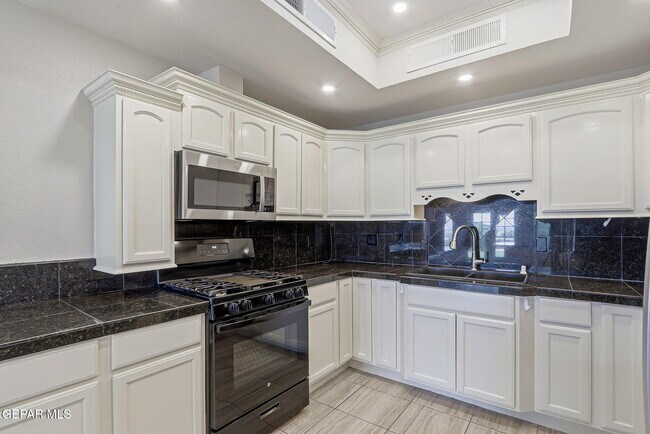 Building Photo - 825 Dulce Tierra Dr