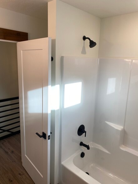 Full bath - 1410 S 5th St W