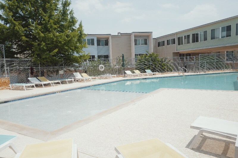 Building Photo - 604 N Bluff Dr