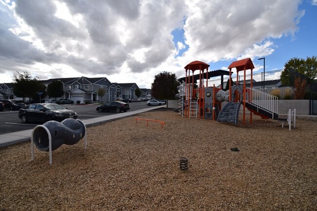 Building Photo - Bright Top Floor Condo with Tennis court, Pool, and Clubhouse