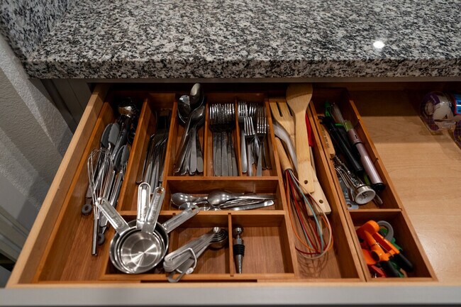 Building Photo - 6001 San Rafael Ln