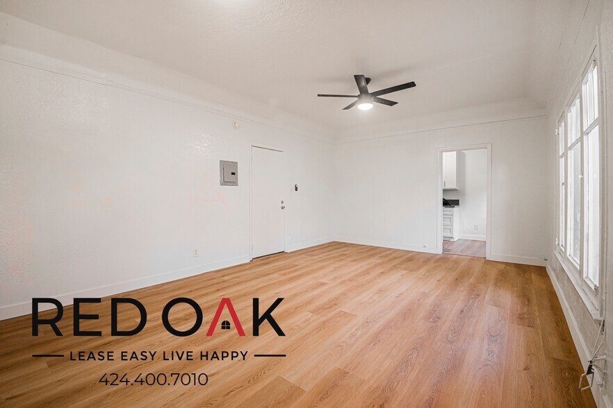 Building Photo - 704 W 54th St