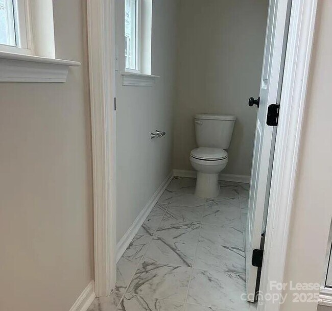 Building Photo - 5845 Wentwood Ct