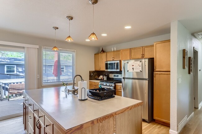 Building Photo - Spacious 5 BDR Lafayette Home - Close to Coal Creek Trail