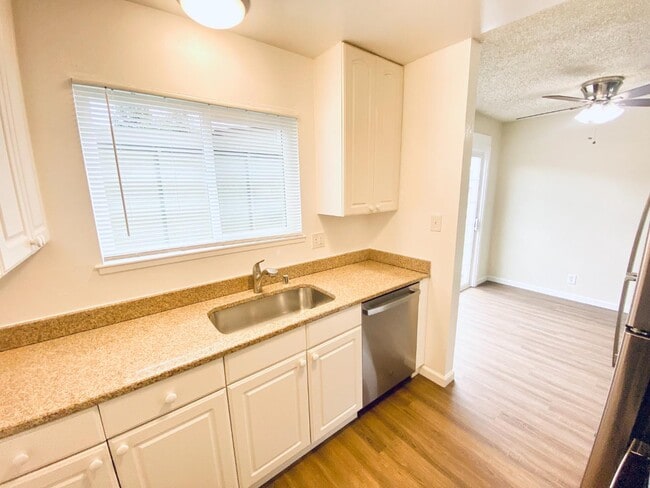 Building Photo - 692 Cabot Way