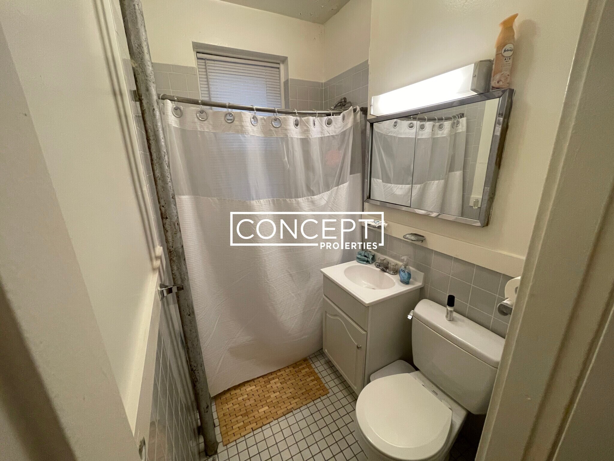 Building Photo - 143 Park Dr