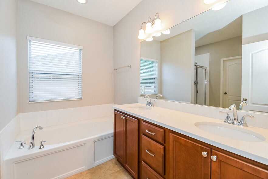 Building Photo - 2325 Creekfront Dr