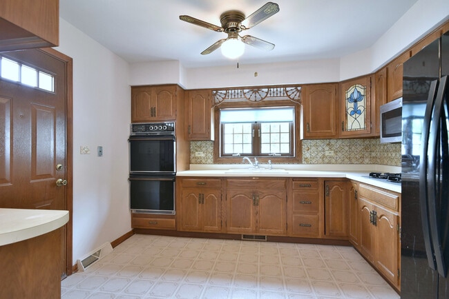 Building Photo - 8006 W Courtland Ave