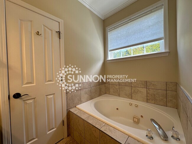 Building Photo - 4 Bedroom Home Near Birkdale Village