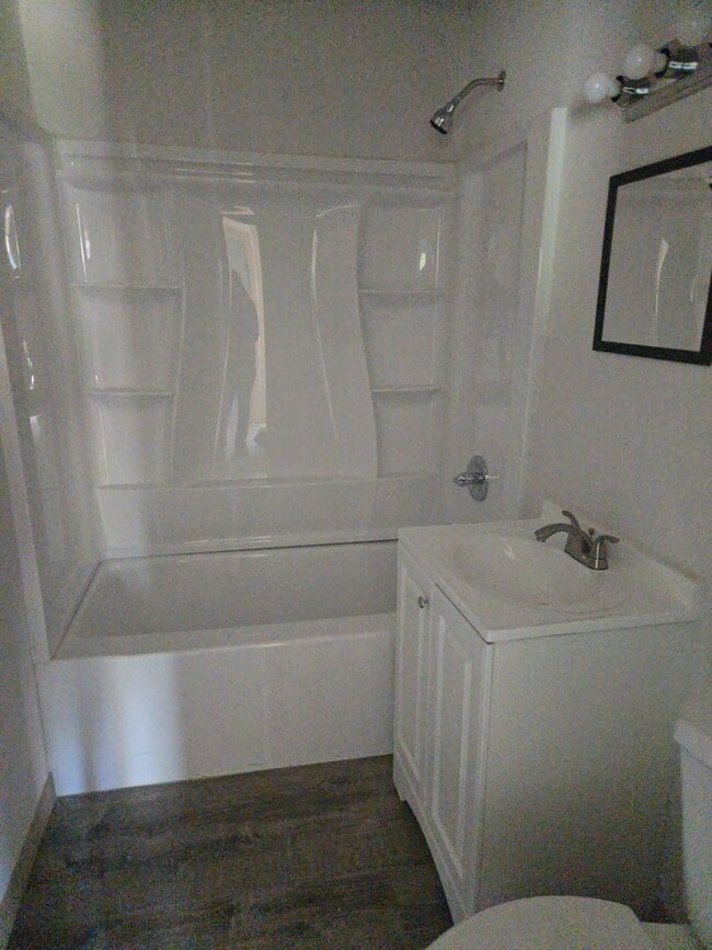 Building Photo - 2 bed 1 bath house