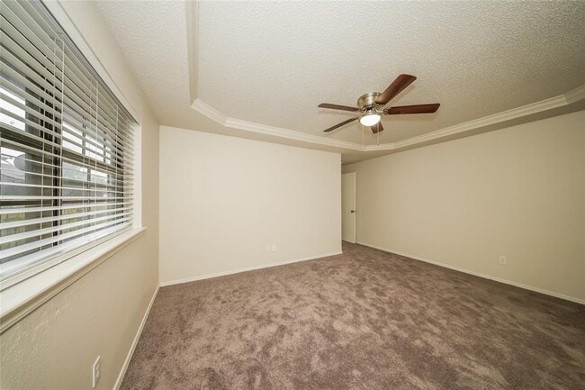 Building Photo - 9900 S Hillcrest Dr