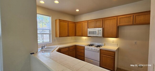 Building Photo - Autumn Glenn Large Two Story Home Near Sho...