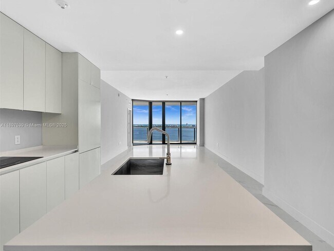 Building Photo - 700 NE 24th St