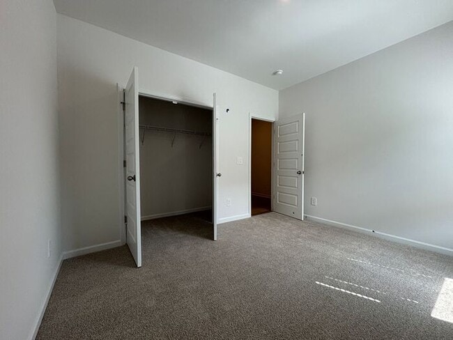 Building Photo - MOVE IN SPECIAL