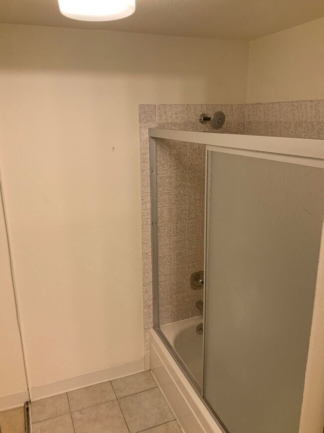 Building Photo - 422 Brookside Dr