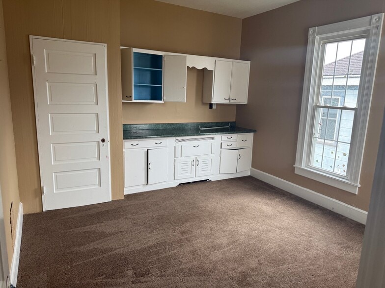 Building Photo - 415 S 13th St