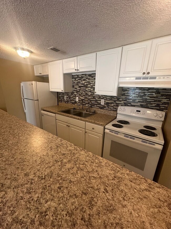 Building Photo - 1BD/1BA Townhouse located on the Germantow...