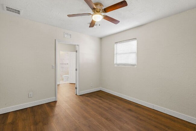 Building Photo - "Charming 3-Bed, 2-Bath Gem in St. Petersb...