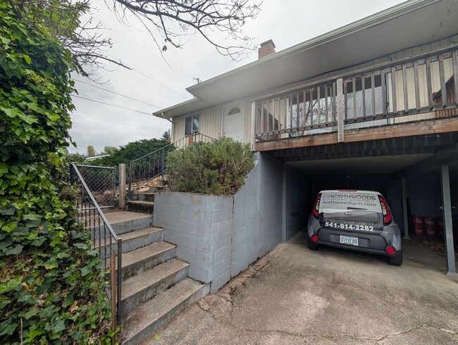 Building Photo - 2-Bedroom, 1-Bath Duplex In The Friendly Street Area In Eugene!