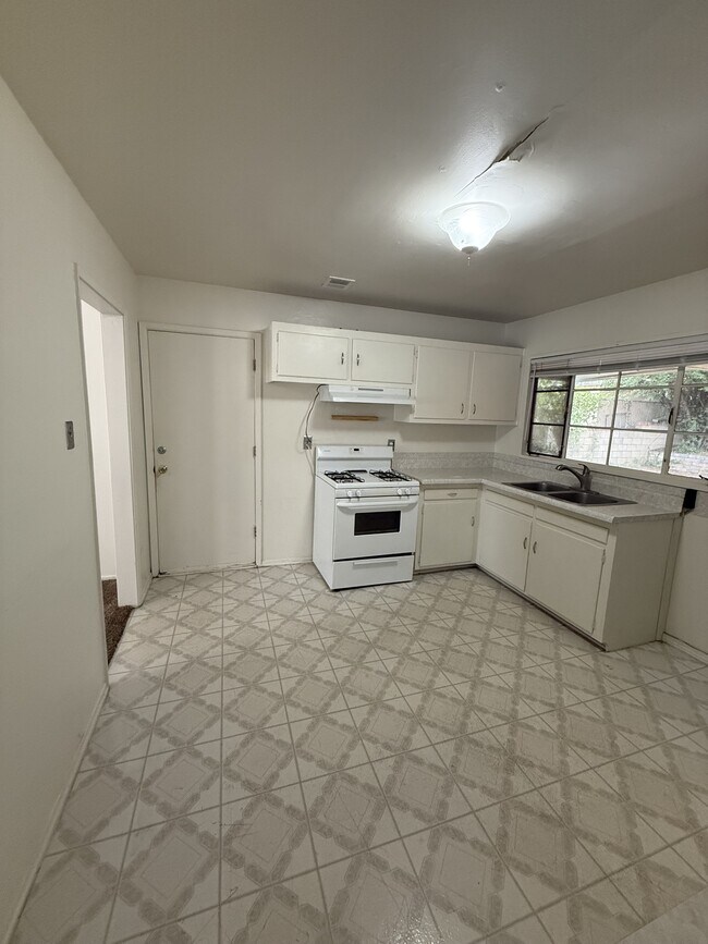 Building Photo - 1612 Hendola Dr NE