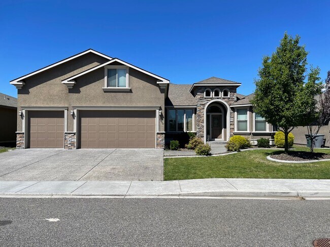 Primary Photo - Beautiful House in Horn Rapids