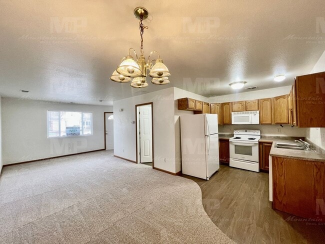 Building Photo - 3380 Saratoga St