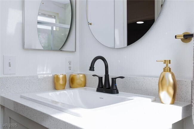 Building Photo - 9762 Silver Dusk Ct