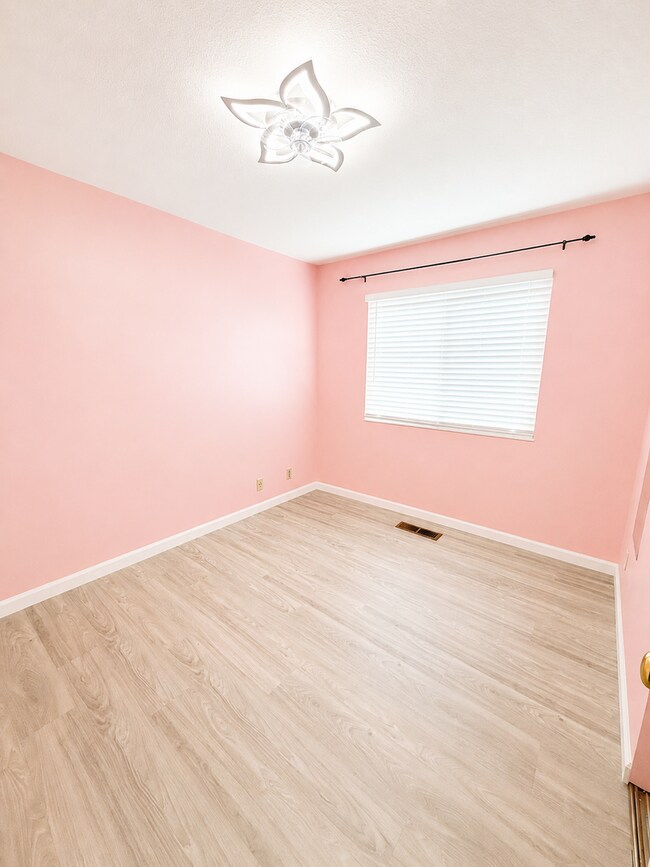 Building Photo - Welcome to this stunning 4 bedroom  bathroom home located in Fremont
