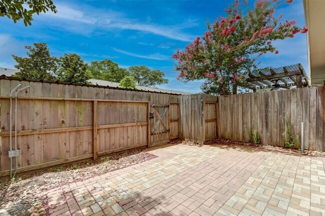 Building Photo - 3 BD / 2.5 BR Townhome in Memorial Club co...