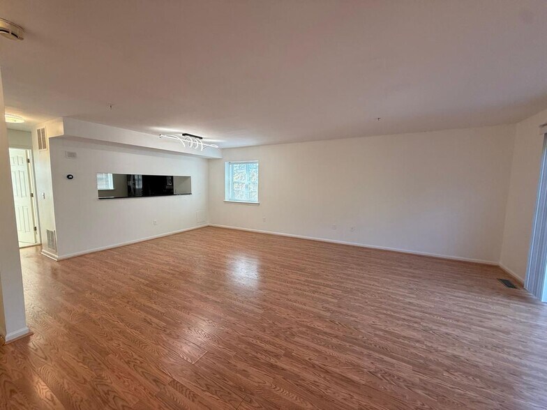 Building Photo - 1372 Village Dr