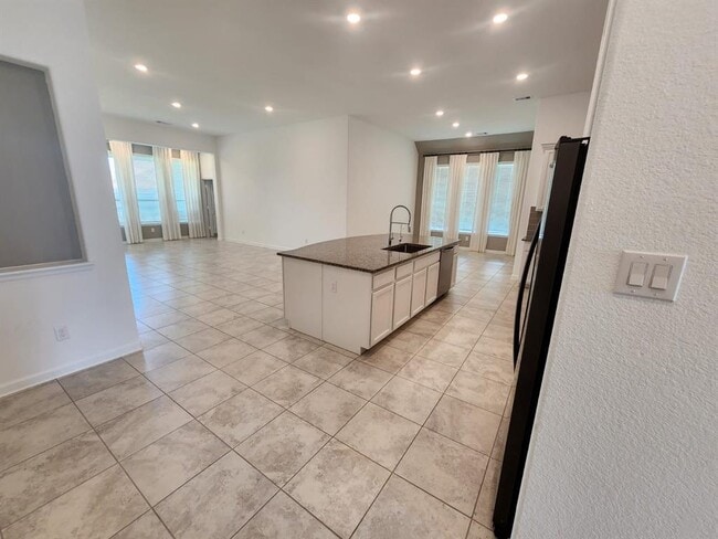 Building Photo - 5003 Twin Summit Dr