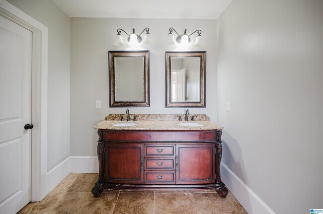 Building Photo - 2810 Rhodes Cir S