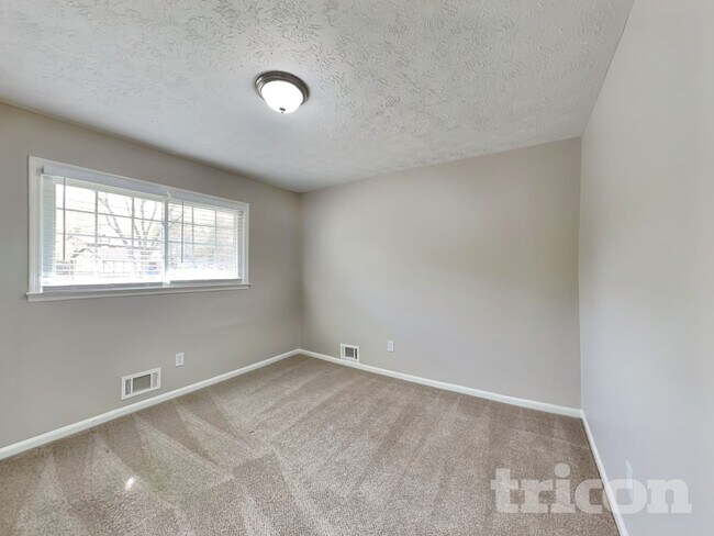 Building Photo - 425 Monivea Ln