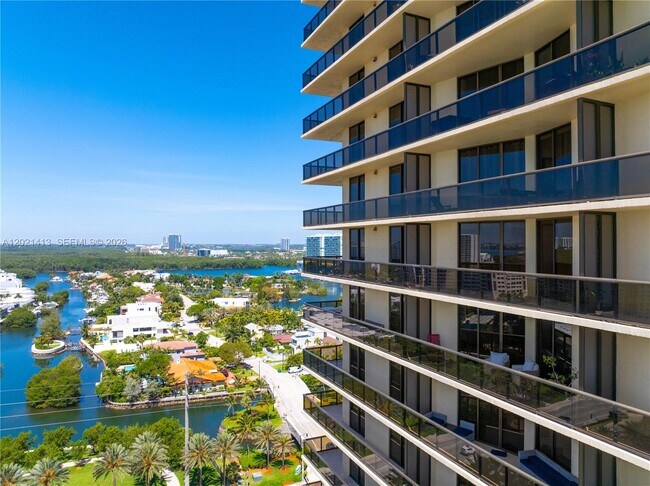 Building Photo - 16275 Collins Ave