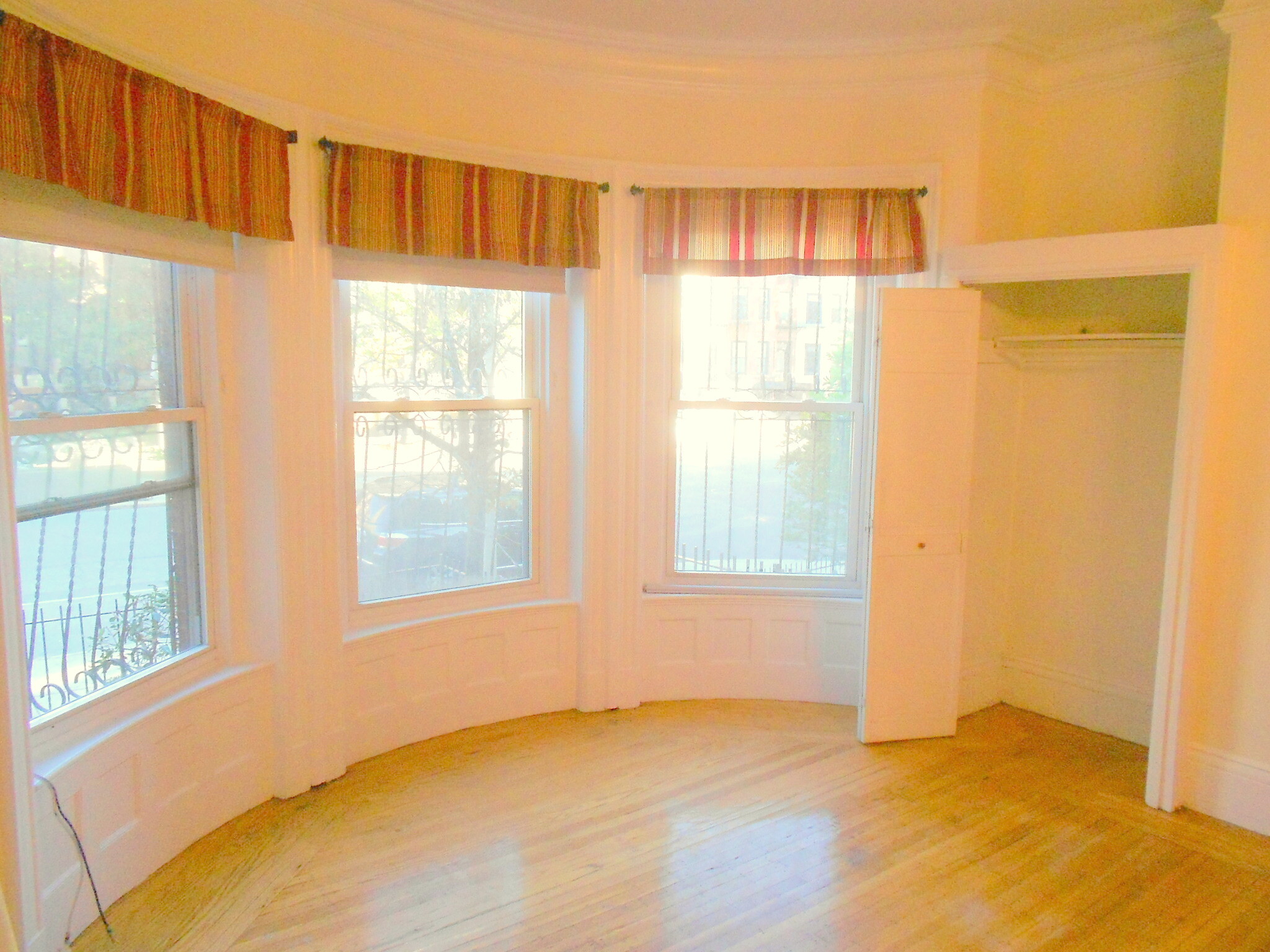 Building Photo - 842 Beacon St