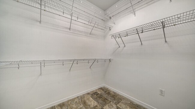 Building Photo - 4-Bedroom Home with Pool in Eastlake Commu...