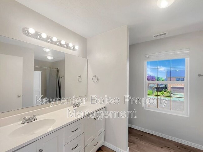 Building Photo - 3120 Cascadia St