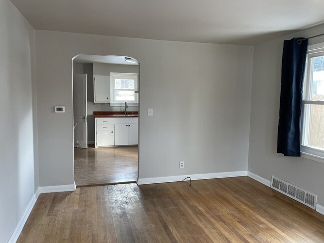 Building Photo - 205 E Lakeview Ave