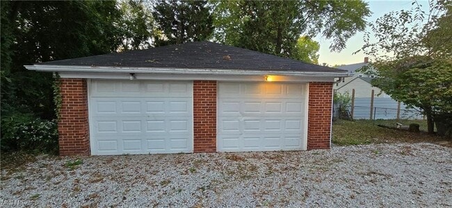 Building Photo - 617 Robinson Ave