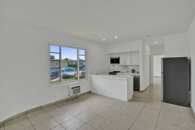 Building Photo - 2160 Bay Dr