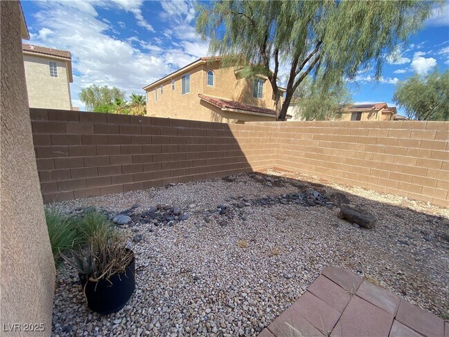 Building Photo - 744 Blue Barrel St