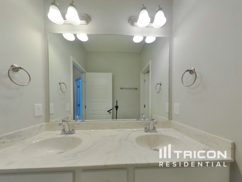 Building Photo - 746 W Coker Way